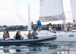 Treffen auf dem Genfersee zwischen dem, von der Olympyasiegerin Im Segeln Shirley Robertson gecoachten Team Sailing Squad 2022 des BOM und zwei jungen Begünstigten unseres Programmes "Skippers sans limites".