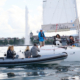 Treffen auf dem Genfersee zwischen dem, von der Olympyasiegerin Im Segeln Shirley Robertson gecoachten Team Sailing Squad 2022 des BOM und zwei jungen Begünstigten unseres Programmes "Skippers sans limites".