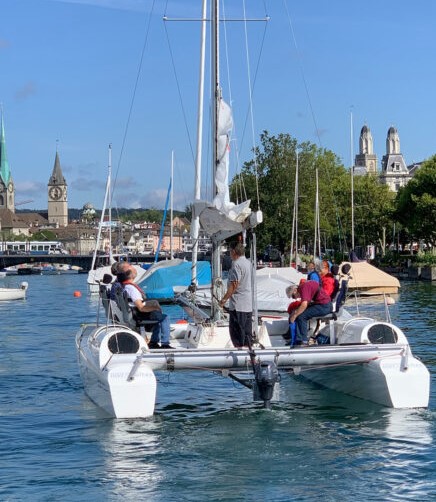 Le catamaran de Just for Smiles sort du port