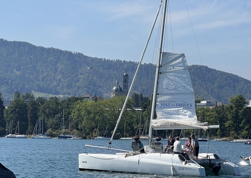 Le voilier de Just for Smiles sur le lac de Zurich durant les journées d'action pour l'inclusion des personnes en situation de handicap, septembre 2022