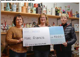 Remise du chèque de dons récoltés au Marché de Noël d'Aumont par Sylvia Volery-Morattel (au centre), photo La Broye.