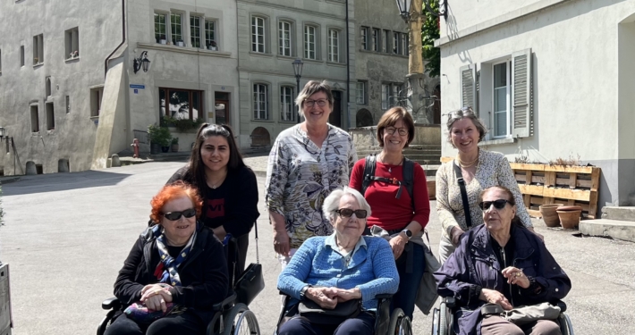 Gruppenfoto der drei erfreuten Bewohnerinnen des Altersheims Les Marroniers in Martigny und Ihren Begleiterinnen nach einem Fantastischen Rundgang durch Freiburg mit der Kulturerbeführerin Corinne Nicaise-Macaccil.