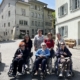 Gruppenfoto der drei erfreuten Bewohnerinnen des Altersheims Les Marroniers in Martigny und Ihren Begleiterinnen nach einem Fantastischen Rundgang durch Freiburg mit der Kulturerbeführerin Corinne Nicaise-Macaccil.