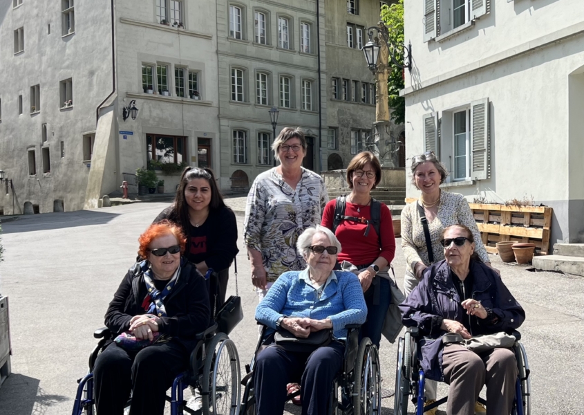 Gruppenfoto der drei erfreuten Bewohnerinnen des Altersheims Les Marroniers in Martigny und Ihren Begleiterinnen nach einem Fantastischen Rundgang durch Freiburg mit der Kulturerbeführerin Corinne Nicaise-Macaccil.